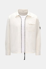 C.P. Company Overshirt offwhite, frontale Nahaufnahme, Slim Fit aus reiner Baumwolle mit Umlegekragen, Zwei-Wege-Reißverschluss, Brusttasche mit Patte, Logodetail am Ärmel, Manschetten.