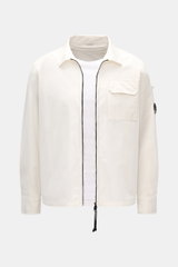 C.P. Company Overshirt offwhite, frontale Nahaufnahme, Slim Fit aus reiner Baumwolle mit Umlegekragen, Zwei-Wege-Reißverschluss, Brusttasche mit Patte, Logodetail am Ärmel, Manschetten.