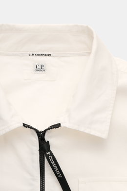 Nahaufnahme von C.P. Company Overshirt offwhite mit Umlegekragen, Zwei-Wege-Reißverschluss und Labeldetail, aus leichter Baumwolle, Slim Fit.