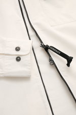 Nahaufnahme des offwhite C.P. Company Overshirt Slim Fit aus Baumwolle mit Zwei-Wege-Reißverschluss, Manschetten und Brusttasche.