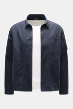 C.P. Company Overshirt navy frontal fotografiert, slim Fit, reine Baumwolle, sechs-Knopf-Leiste, Umlegekragen, drei Fronttaschen, Logotasche am Ärmel, Manschetten.