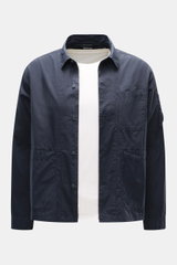 C.P. Company Overshirt navy frontal fotografiert, slim Fit, reine Baumwolle, sechs-Knopf-Leiste, Umlegekragen, drei Fronttaschen, Logotasche am Ärmel, Manschetten.