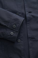 Nahaufnahme des C.P. Company Overshirt navy in Slim Fit, reine Baumwolle, leichte Qualität, zeigt Ärmel mit Manschette und Sechs-Knopf-Leiste.