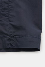 C.P. Company Overshirt navy aus reiner Baumwolle, Slim Fit, mit Umlegekragen, sechs Knöpfen, drei Fronttaschen, Logodetail am Ärmel, Manschetten, Detailaufnahme von unten.