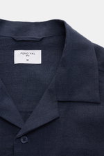 Nahaufnahme des Percival Leinen-Overshirt navy von oben, kubanischer Kragen, reine Leinenqualität, Slim Fit, Brusttasche mit Knopf.