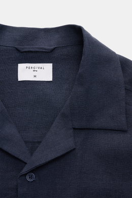 Nahaufnahme des Percival Leinen-Overshirt navy von oben, kubanischer Kragen, reine Leinenqualität, Slim Fit, Brusttasche mit Knopf.