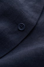 Nahaufnahme des Percival Leinen-Overshirts navy mit kubanischem Kragen, Knopfleiste und feiner Leinwandstruktur aus reinem Leinen.