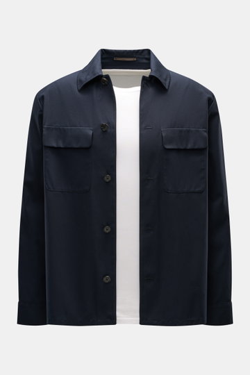 Incotex Overshirt navy aus Baumwoll-Twill, ungefüttert, Regular Fit, mit Hornknöpfen und Pattentaschen, Frontansicht auf weißem Shirt.
