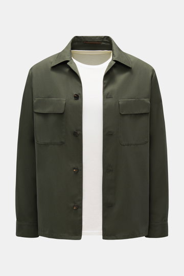 Incotex Overshirt dunkelgrün, Slim Fit aus weichem Baumwoll-Twill, ungefüttert, mit Umlegekragen, Hornknöpfen und Pattentaschen, frontale Nahaufnahme.