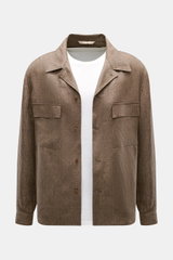 Briglia 1949 Linen overshirt 'John' brown mottled shown from the front upper body, casual slim fit linen with patch breast pockets, adjustable collar, barrel cuffs, French button placket, concealed slit pockets, slightly rounded hem. Add some Italian flai