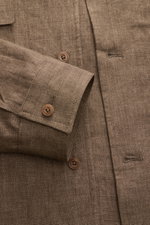 Close-up front view of Briglia 1949 Linen overshirt 'John' brown mottled showing buttons, buttonholes, and cuff details.

<p>Add some Italian flair to your wardrobe with the overshirt 'John' from the label BRIGLIA 1949: A casual cut in linen, patched brea