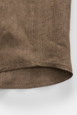 Close-up from the side showing the slightly rounded hem of the Briglia 1949 Linen overshirt 'John' brown mottled in pure linen fabric.

<p>Add some Italian flair to your wardrobe with the overshirt 'John' from the label BRIGLIA 1949: A casual cut in linen