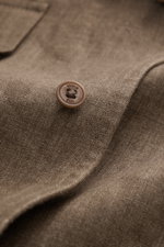 Close-up front view of Briglia 1949 Linen overshirt 'John' brown mottled showing textured pure linen fabric and branded button.

<p>Add some Italian flair to your wardrobe with the overshirt 'John' from the label BRIGLIA 1949: A casual cut in linen, patch
