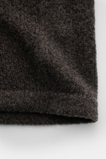 Close-up front view of 04651/ A trip in a bag Cardigan 'Grainy' dunkelbraun showing its warm wool-mix bouclé knit texture.

Description: <p>Für moderne Layering-Looks: Der Cardigan 'Grainy' von 04651/ A TRIP IN A BAG wurde aus wärmendem Woll-Mix im Bouclé