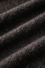 Close-up front view of 04651/ A trip in a bag Cardigan 'Grainy' dunkelbraun showing dark brown wool-mix bouclé knit texture with soft grip. Für moderne Layering-Looks: Der Cardigan 'Grainy' von 04651/ A TRIP IN A BAG wurde aus wärmendem Woll-Mix im Bouclé