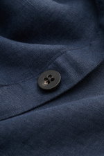 Nahaufnahme des navyfarbenen 04651/ A trip in a bag Overshirt 'Linen Jacket' aus reinem Leinen mit schwarzem Knopf, weichem Griff und Slim Fit.