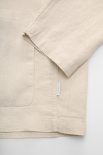 Beige 04651/ A trip in a bag Overshirt 'Linen Jacket' aus reinem Leinen, Detailaufnahme Ärmel, Fronttasche, Slim Fit, weicher Griff, Umlegekragen.