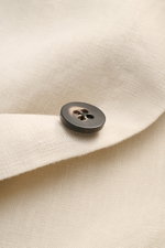 Beige Leinenstoff mit schwarzem Knopf im Fokus, Detailaufnahme von 04651/ A trip in a bag Overshirt 'Linen Jacket' Slim Fit, reine Leinenqualität.