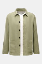 Vorderansicht des 04651/ A trip in a bag Overshirt 'Linen Jacket' salbei aus reinem Leinen mit Slim Fit, Umlegekragen, Knopfleiste und Fronttaschen.