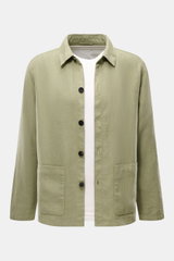 Vorderansicht des 04651/ A trip in a bag Overshirt 'Linen Jacket' salbei aus reinem Leinen mit Slim Fit, Umlegekragen, Knopfleiste und Fronttaschen.