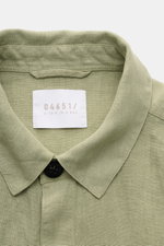 Nahaufnahme von Umlegekragen und Knopf des 04651/ A trip in a bag Overshirt 'Linen Jacket' salbei aus weichem, reinem Leinen, Slim Fit.