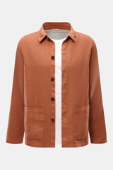Frontansicht des 04651/ A trip in a bag Overshirt 'Linen Jacket' rostbraun aus weichem, reinem Leinen mit Slim Fit, Umlegekragen, Knopfleiste und aufgesetzten Taschen.