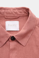 Nahaufnahme des Kragens von 04651/ A trip in a bag Overshirt 'Linen Jacket' mauve aus reinem Leinen, slim Fit, mit weichem Griff, fotografiert von vorne oben.