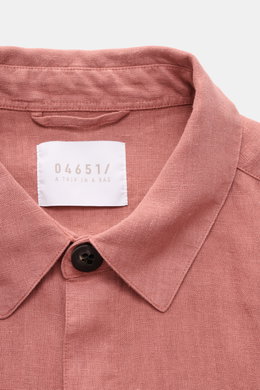 Nahaufnahme des Kragens von 04651/ A trip in a bag Overshirt 'Linen Jacket' mauve aus reinem Leinen, slim Fit, mit weichem Griff, fotografiert von vorne oben.