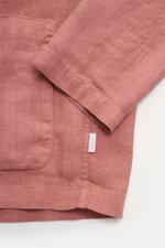 Nahaufnahme des 04651/ A trip in a bag Overshirt 'Linen Jacket' mauve aus reinem Leinen mit weichem Griff, Slim Fit, Umlegekragen, Front- und Innentasche, fotografiert von oben.