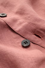 Nahaufnahme des 04651/ A trip in a bag Overshirt 'Linen Jacket' mauve aus weichem, reinem Leinen mit Knopfleiste, Umlegekragen und Tasche.