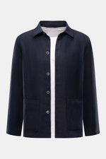 Frontansicht des 04651/ A trip in a bag Overshirt "Linen Jacket" navy aus reinem Leinen, Slim Fit, mit Umlegekragen, Knopf-Leiste und Fronttaschen.
