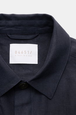 Nahaufnahme des Kragens von 04651/ A trip in a bag Overshirt 'Linen Jacket' navy aus reinem Leinen, Slim Fit, mit Umlegekragen, weichem Griff, fotografiert von vorne.