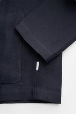 Nahaufnahme des Ärmels und einer Fronttasche des 04651/ A trip in a bag Overshirt 'Linen Jacket' navy aus reinem Leinen mit weichem Griff und Slim Fit.