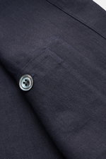 Nahaufnahme des navyfarbenen 04651/ A trip in a bag Overshirt 'Linen Jacket' mit weichem, reinem Leinen, Fronttasche und Knopf, Slim Fit, aus schräger Perspektive.