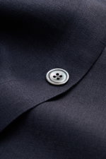 Nahaufnahme des Knopfes und Stoffdetails des 04651/ A trip in a bag Overshirt 'Linen Jacket' navy aus weichem, reinem Leinen mit Slim Fit.
