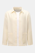 Frontansicht des 04651/ A trip in a bag Overshirt 'Linen Jacket' creme aus reinem Leinen mit Umlegekragen, Slim Fit und Fronttaschen.