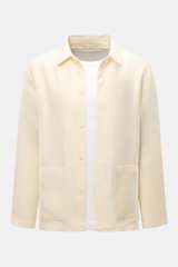 Frontansicht des 04651/ A trip in a bag Overshirt 'Linen Jacket' creme aus reinem Leinen mit Umlegekragen, Slim Fit und Fronttaschen.