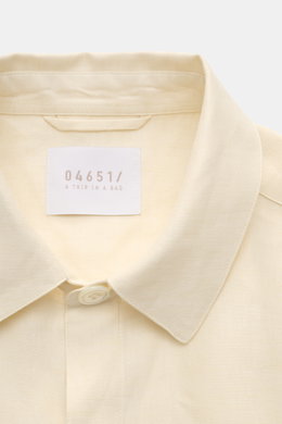 04651/ A trip in a bag Overshirt 'Linen Jacket' creme, Detailansicht von oben, reines Leinen, weicher Griff, Slim Fit, Umlegekragen, Knopf, Label sichtbar