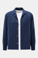 Frontansicht des 04651/ A trip in a bag Overshirt 'Technical Seersucker' navy aus hochwertiger Microfaser, Slim Fit mit Umlegekragen, Fünf-Knopf-Leiste und paspelierten Fronttaschen.