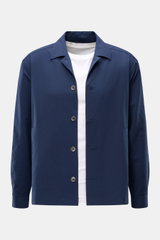Frontansicht des 04651/ A trip in a bag Overshirt 'Technical Seersucker' navy aus hochwertiger Microfaser, Slim Fit mit Umlegekragen, Fünf-Knopf-Leiste und paspelierten Fronttaschen.
