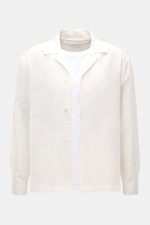 Frontansicht des 04651/ A trip in a bag Overshirt 'Technical Seersucker' offwhite aus leicht griffiger Microfaser mit Slim Fit, Umlegekragen, Fünf-Knopf-Leiste und paspelierten Fronttaschen, Urlaubs-Essential mit Struktur.
