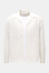 Frontansicht des 04651/ A trip in a bag Overshirt 'Technical Seersucker' offwhite aus leicht griffiger Microfaser mit Slim Fit, Umlegekragen, Fünf-Knopf-Leiste und paspelierten Fronttaschen, Urlaubs-Essential mit Struktur.