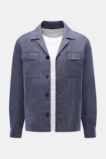 Frontaufnahme des 04651/ A trip in a bag Overshirt 'Denim' navy meliert aus Leinen-Baumwoll-Mix, Slim Fit, mit Umlegekragen, Fünf-Knopf-Leiste, aufgesetzten Brusttaschen und unconstructed Design.
