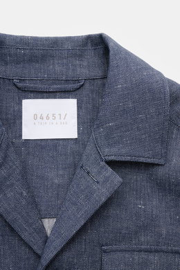 04651/ A trip in a bag Overshirt 'Denim' navy meliert, Slim Fit, Umlegekragen, fünf-Knopf-Leiste, Brusttaschen, Leinen-Baumwoll-Mix, Detailaufnahme von oben.