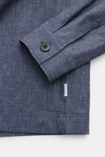 04651/ A trip in a bag Overshirt 'Denim' navy meliert, Nahaufnahme der Manschette, Slim Fit, Leinen-Baumwoll-Mix, Fünf-Knopf-Leiste, Umlegekragen, Brusttaschen, unconstructed Design.