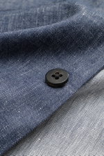 Nahaufnahme des Materials und eines schwarzen Knopfs eines 04651/ A trip in a bag Overshirt 'Denim' navy meliert aus Leinen-Baumwolle, Slim Fit, mit Five-Knopf-Leiste.