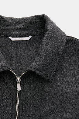 Close-up front view of Marco Pescarolo Overshirt 'Urus' dark grey melange collar and zipper, showing fine woven texture and soft fabric.

Description: <p>MARCO PESCAROLO impresses with the traditionally Italian-made overshirt 'Urus', naturally combining n