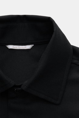 Close-up front view of the Marco Pescarolo Overshirt 'Zenith' black showing the turn-down collar and textured fabric.

<p>Timeless fall essential: The 'Zenith' overshirt by MARCO PESCAROLO impresses with minimalist elegance and versatile wearability. As a