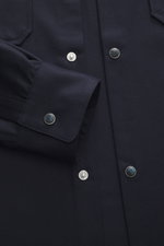 Nahaufnahme von Druckknöpfen und aufgesetzter Brusttasche des Marco Pescarolo Overshirt 'Next' navy aus Schurwoll-Seide-Mix, seitliche Perspektive.