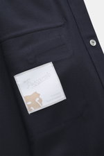 Nahaufnahme des Marco Pescarolo Overshirt 'Next' navy von innen, zeigt Schurwoll-Seide-Mix, Brusttasche mit Label, Druckknopf und feine Webstruktur.